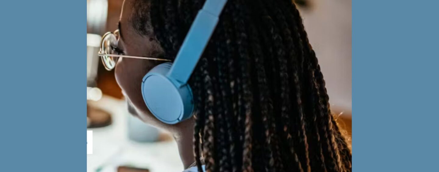 Taking Intermittent Quizzes Reduces Achievement Gaps and Enhances Online Learning, Even in Highly Distracting Environments