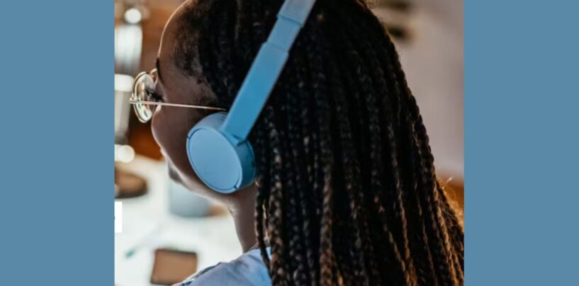 Taking Intermittent Quizzes Reduces Achievement Gaps and Enhances Online Learning, Even in Highly Distracting Environments